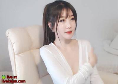 Asian lovely camgirl shows her hot body - pornoxo.com