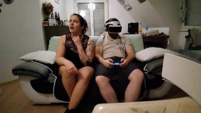 [amateur Fr] Je Suce Le Mec De Ma Copine Pendant Quil Est Sur Vr. Il Croit Que Cest Elle ! - hclips.com