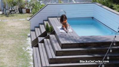 Black bikini bombshell on a big thick cock - sexu.com