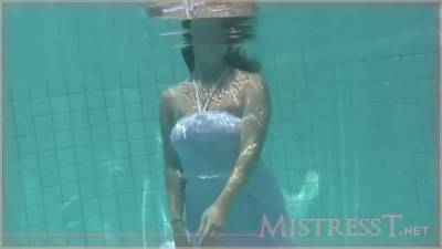 Femdom Handjob Underwater Seduction Darkhaired Babe - upornia.com