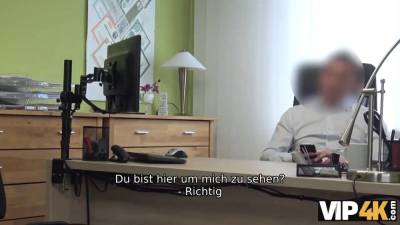 Bitch weiß, dass ihre sexuellen Reize helfen können, einen Kredit zu bekommen - sexu.com