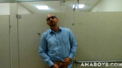 Jerking in a public restroom - drtvid.com