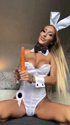 Big Tit MILF Fingers Her Pussy And Masturbates With Sex Toys - drtvid.com