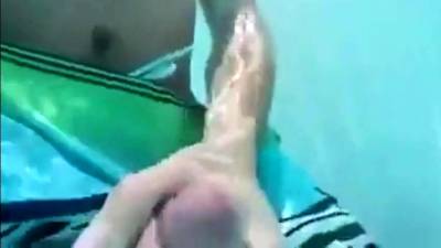 Jerk off under water - drtvid.com