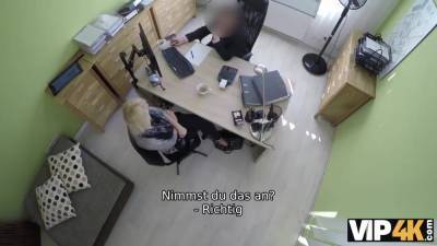 Blondes Fraulein Hat Sex Fur Bargeld Mit Hubschen Kredit-agent - hclips.com