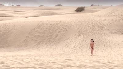 La Jolie Lady Se Fait Plaisir Dans Le Desert Du Sahara - hotmovs.com