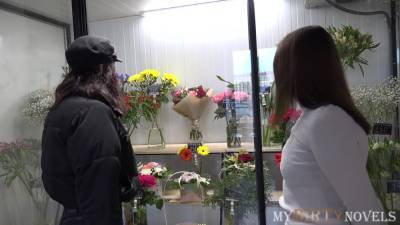 Worker of flower shop enticed into threeway with hot couple - hotmovs.com - Russia