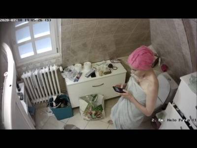 Hidden bate before shower - voyeurhit.com