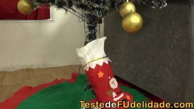 Presente surpresa do padrasto noel na noite de natal - sunporno.com - Brazil