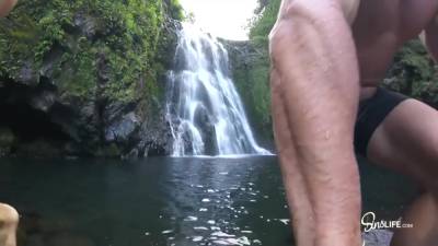 Pornstar Couple Having Oral Sex On Waterfalls - upornia.com