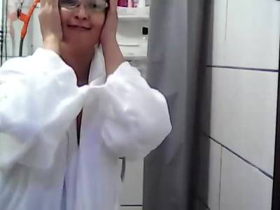 Asian Babe Takes A Shower - hotmovs.com