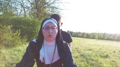 la nonne baise contre le capot - txxx.com - France