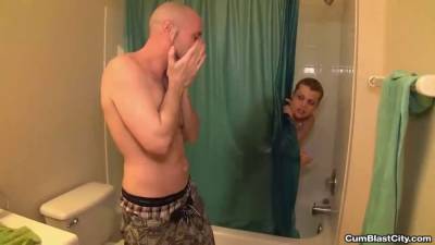 Handjob in the shower - sexu.com