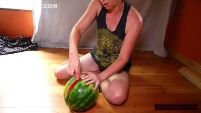 Solo Pussy-loving Milf Licks Fists Squirts On Watermelon Eats Squirt Messy! - hclips.com