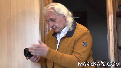 MARISKAX Farah masturbates in front of an old man - txxx.com