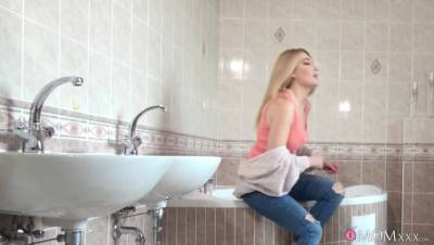 Blonde MILF bathroom sex and squirt - veryfreeporn.com