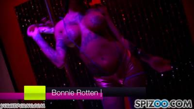 Bonnie Rotten - Stripper in a revealing get up gets fucked on a couch - sunporno.com