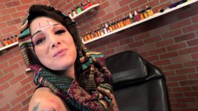 Sully Savage gets a new UV tattoo on her forehead - nvdvid.com