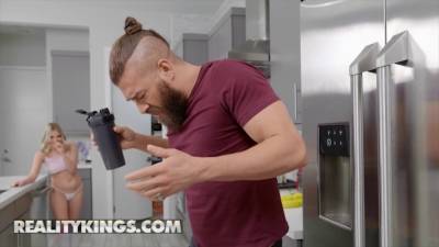 Xander Corvus - Coco Lovelock & Xander Corvus' Pranks Lead To A Good Old Fucking In The Kitchen - sexu.com