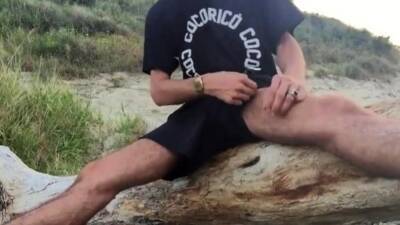 He wanks in the dunes - drtuber.com