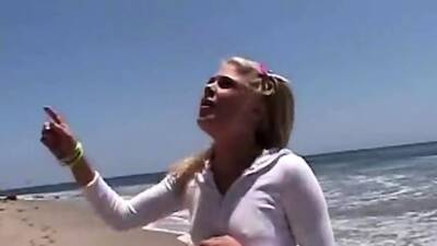 Little Summer Fingering at Beach - drtuber.com