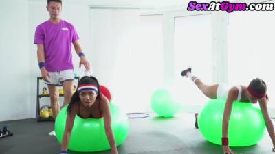 Gym babes dilled in threeway by trainer before sucking cock - txxx.com