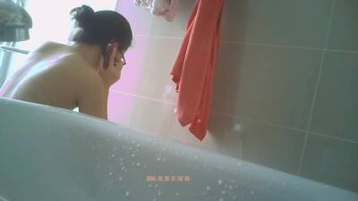 Nerdy asian naked in de shower - voyeurhit.com