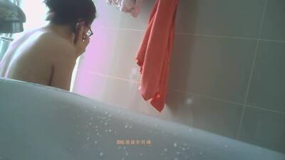 Nerdy asian naked in de shower - voyeurhit.com