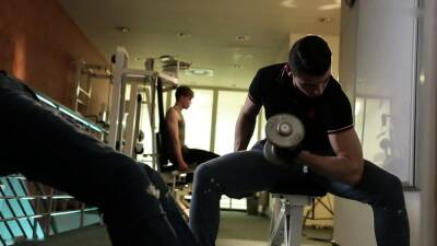 Sport Ladz Gym Buddies Work Out On A Sweaty Spunky Flip Fl - drtuber.com