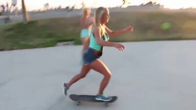 Skateboard Beach - Casi James And Tara Morgan - upornia.com