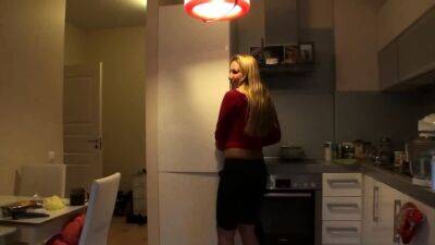 Sonya strip off in kitchen - drtuber.com - Russia