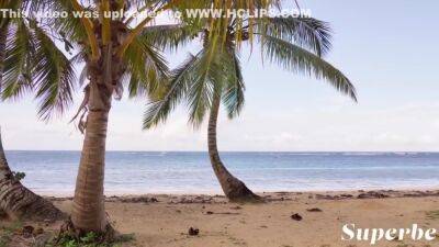 Lola Johnson Tropical Beach - hclips.com