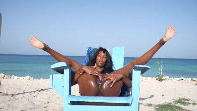 Skin - Ebony Latin Girl, Oil Skin And Public Orgasm On The Beach - upornia.com