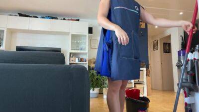 The Housekeeper Prefers To Do Good To Herself Instead Of Working - hclips.com