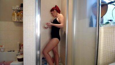 Redhead Showering - hclips.com