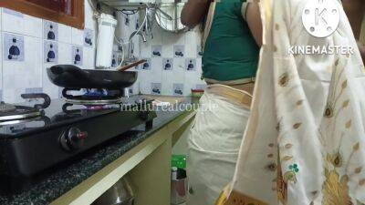 Mallu Wife In Kerala Saree - hclips.com