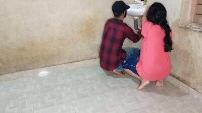Akeli Bhabhi Ne Jawan Plumber Se Bathroom Me Apni Choot Ki Khujli Mitwayi - Queen Rima - hclips.com
