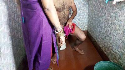 Maa Ne Bete Ko Bathroom Me Bra-panty Se Land Hilate Pakda Fir Apni Choot Chudayi - hclips.com