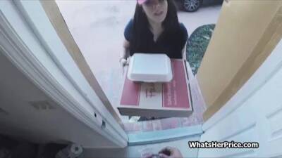 Pizza delivery chick makes some extra for cash - sunporno.com