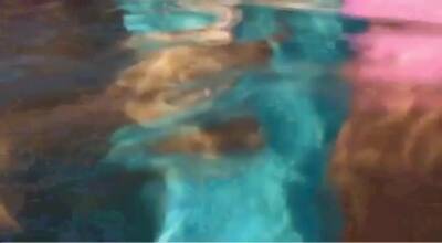 2 Huehner im Pool auf Mallorca - pornoxo.com