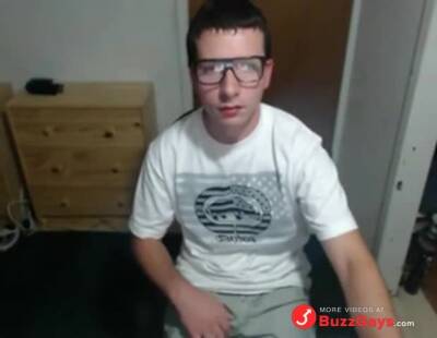 Cute nerdy boy cum to face on webcam - pornoxo.com