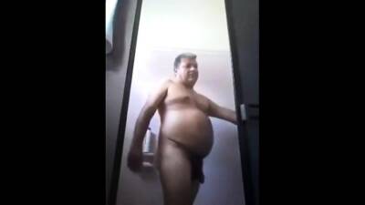 Daddy having shower - drtuber.com