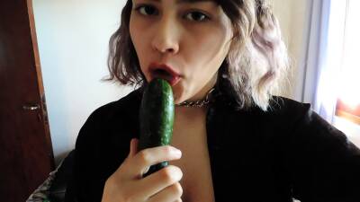 Mikdina sucking cucumber - drtuber.com