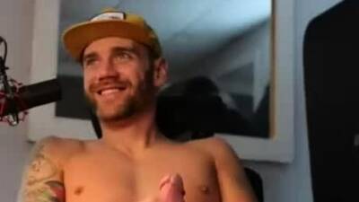 Amateur hunks jerkin solo - drtuber.com