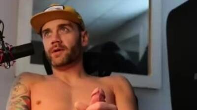 Amateur hunks jerkin solo - drtuber.com