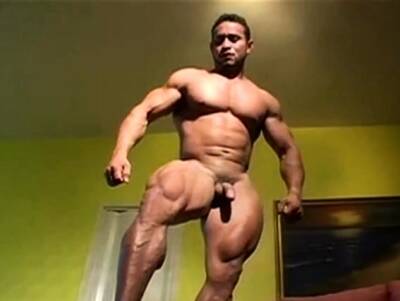 Str8 bodybuilder flexing nude - drtuber.com