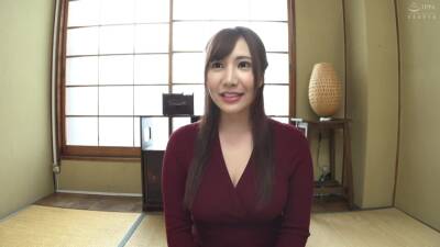 目の前で勃起チンポをシコシコされてたまらず発情！エッチな人妻が肉棒を咥え込む - txxx.com - Japan