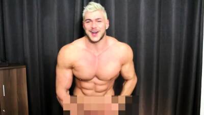 Blonde muscle god - nvdvid.com