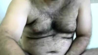 Hairy bearded daddy playing on cam - drtuber.com