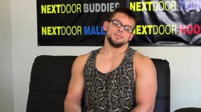 Shaved hunky geek wanking at audition - nvdvid.com
